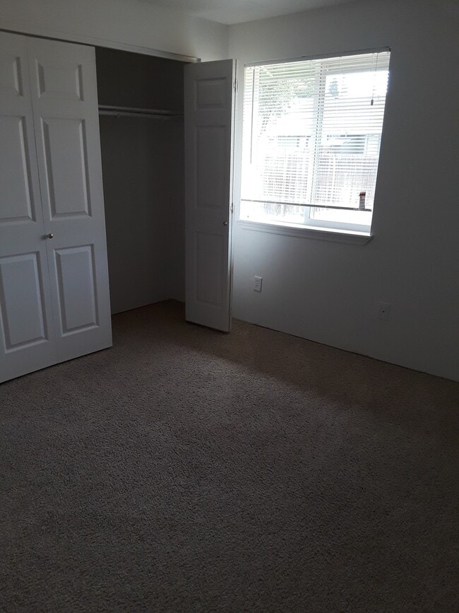 Building Photo - Cute Duplex Prineville