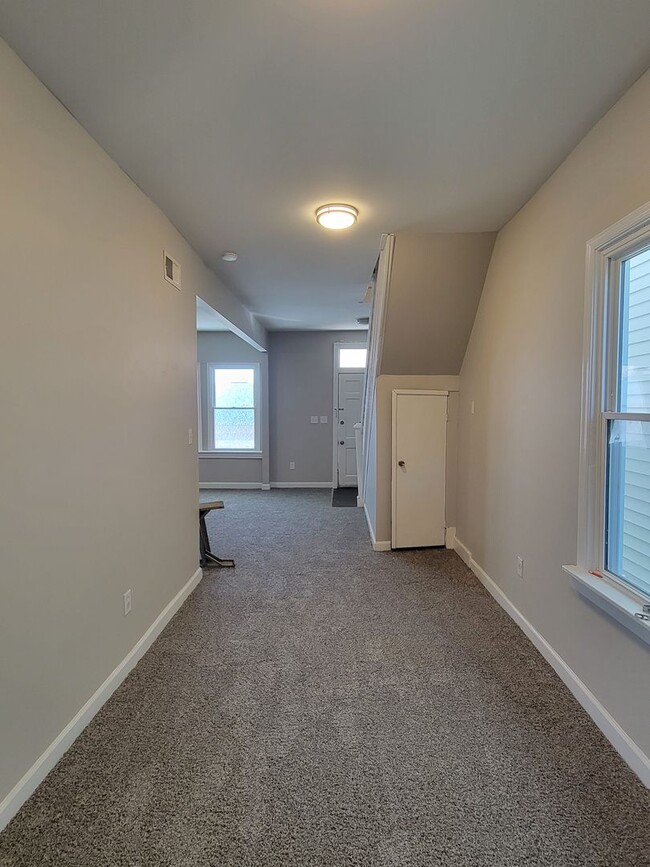 Building Photo - Remodeled rowhouse in Manchester