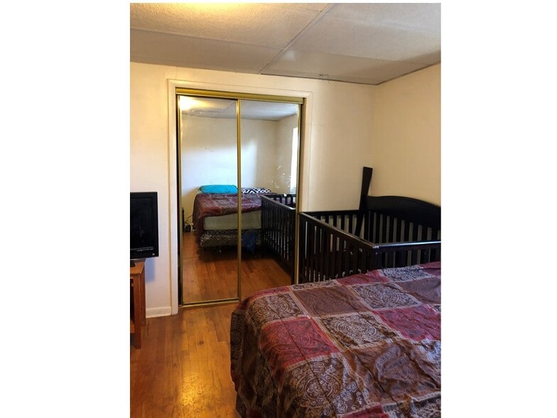 mirrored closet doors - 419 N 2nd St