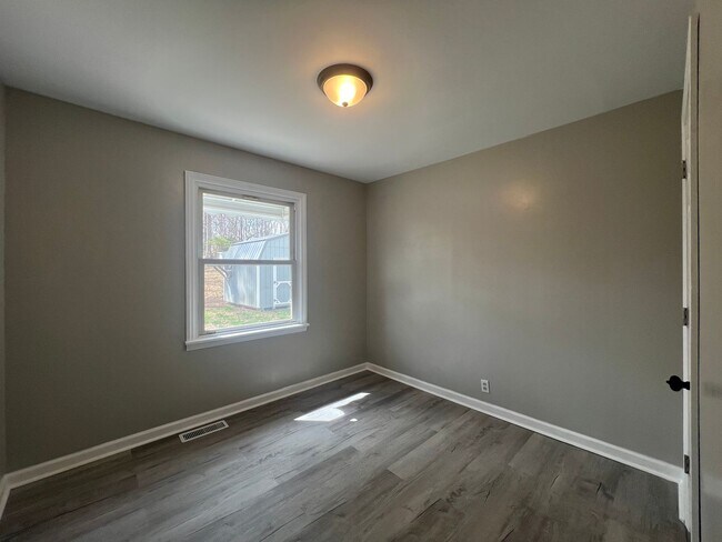 Building Photo - Newly renovated 3 bed and 1 bath house near ETSU and VA