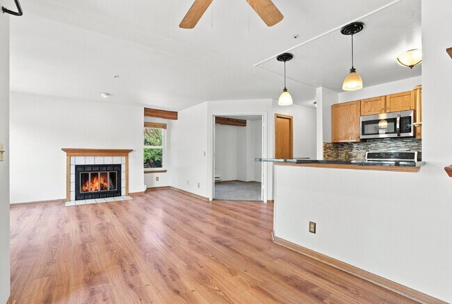 Building Photo - $2,340.95, 2 Bed 2 Bath Condo in Boulder with In Unit Laundry!