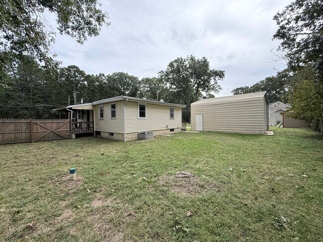 Building Photo - 2502 Range Rd
