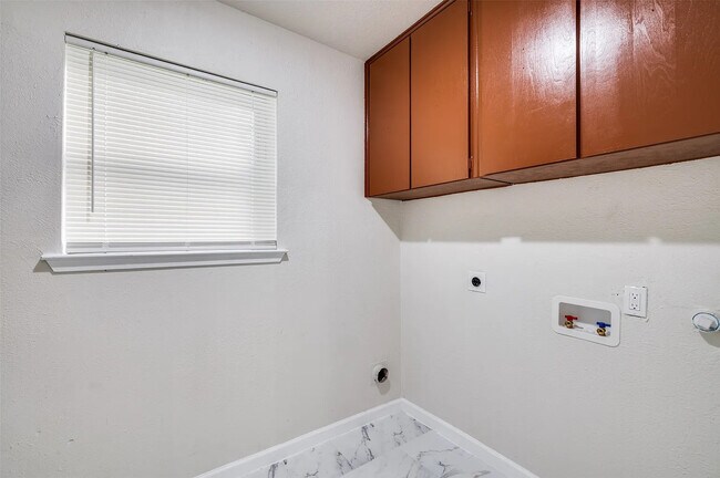 Building Photo - 9704 Leland Ln