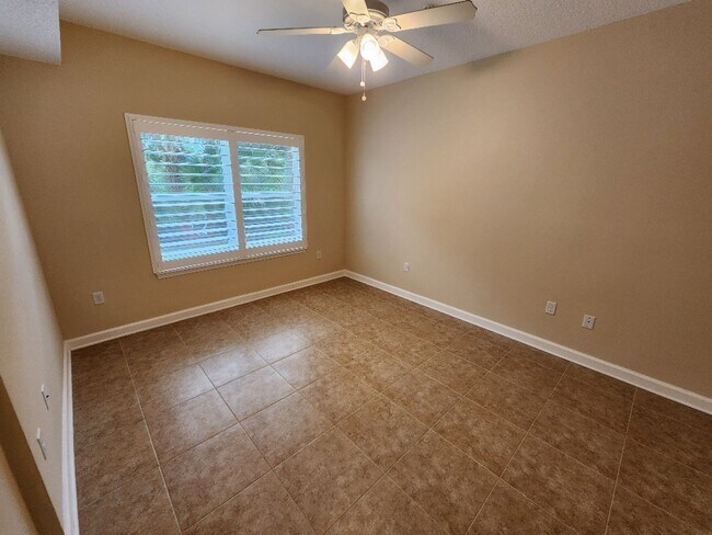 Building Photo - Beautiful 2/2 Bouchelle Condo with private garage