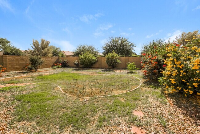 Building Photo - 11809 W Hopi St