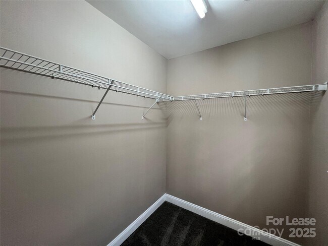 Building Photo - 142 Silverspring Pl