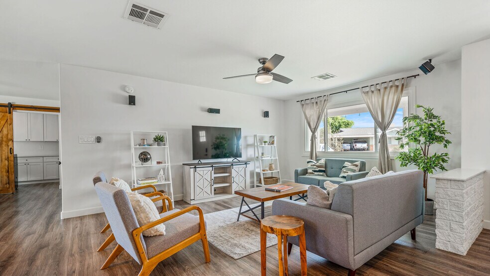 Building Photo - 8035 E Earll Dr