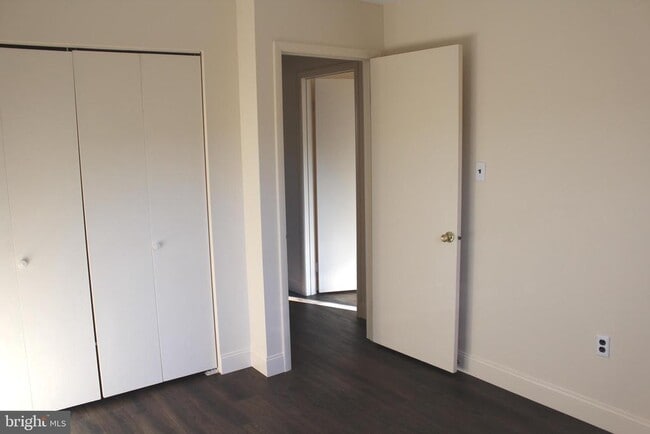 Building Photo - 214 Lexington Rd