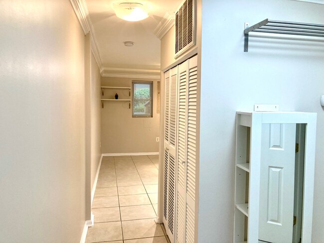 Building Photo - 902 I St SE