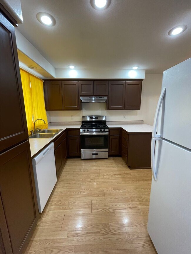 Building Photo - Beautiful 3 Bedroom Home, Pet Friendly!