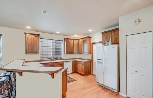 Building Photo - Beautiful 3 Bed 2.5 Bath Everett Home @ a ...