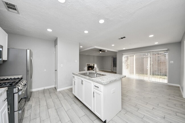 Building Photo - 2471 Falls Church Dr