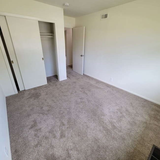 Building Photo - Well-Maintained Redwood City Home with Bonus Room & Private Yard