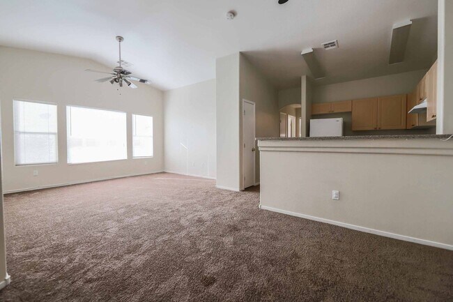 Building Photo - 2 BEDROOM TOWNHOUSE WITH GARAGE!