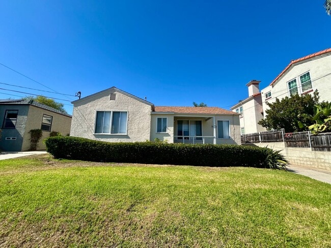 Building Photo - 3 Bedroom Charmer in the Heart of Pacific ...