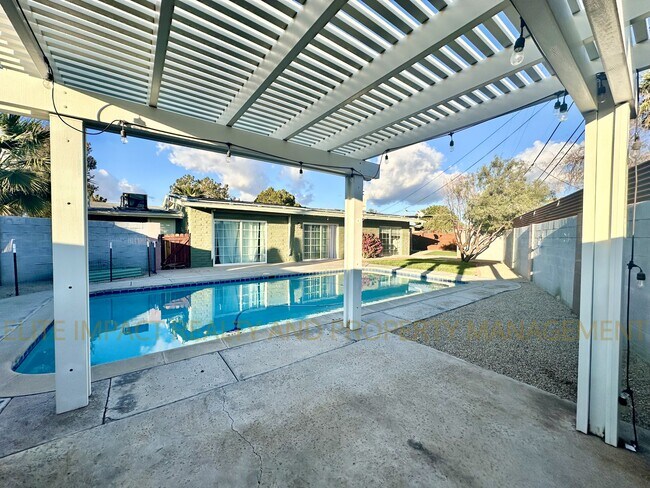 Building Photo - 8338 E Julia St