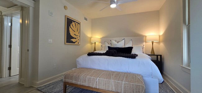 Building Photo - Recently remodeled condo near Baytown Wharf.