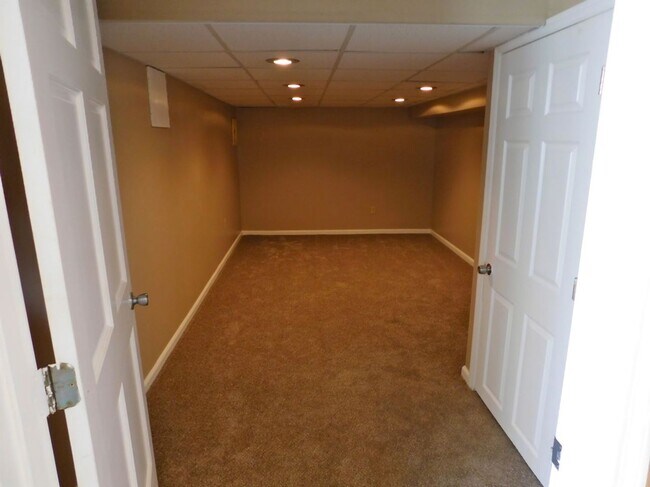 Building Photo - 5 acres and a Large 6 bedroom house. Extra garages and sheds.