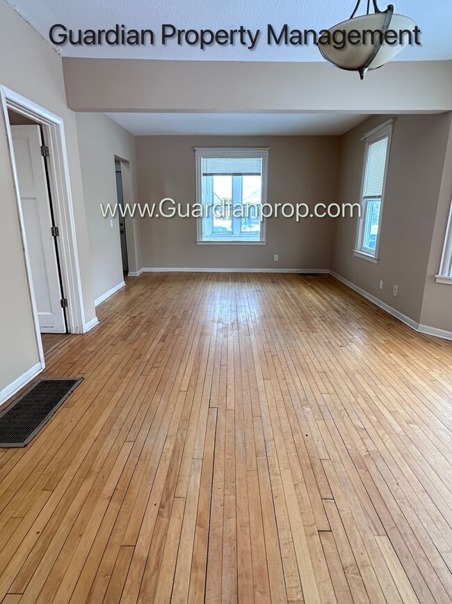 Building Photo - Spacious Two Bedroom Single Family Home, Hardwood Floors, W/D, Dishwasher