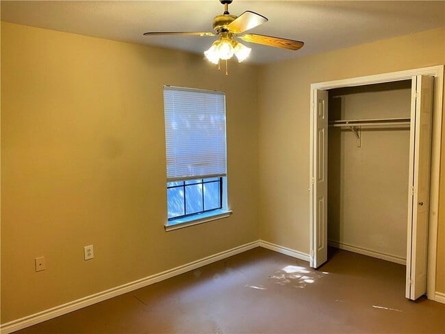 Building Photo - 204 Hall St