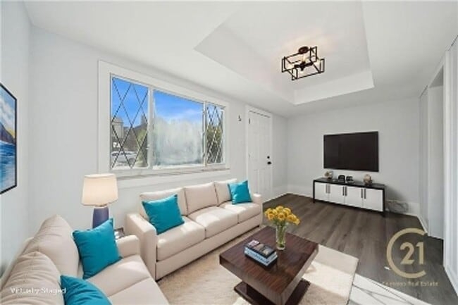 Building Photo - 233 E 19th Ave