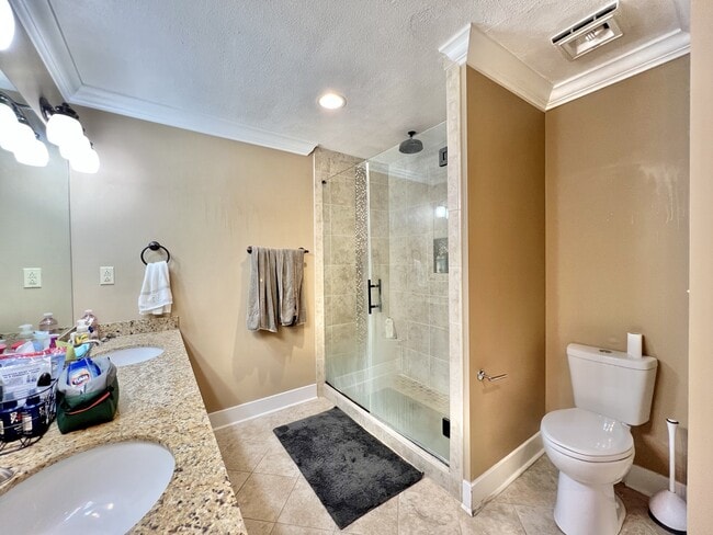 Building Photo - 323 E Lowry Ln