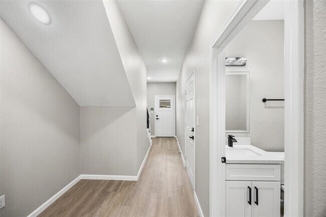 Building Photo - 10214 Hollyglen Dr