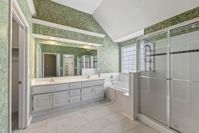 Building Photo - Four Bedroom Home Available in Overland Park