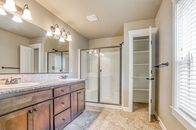 Building Photo - Centrally Located 4 Bedroom Townhome with Attached Garage & AC