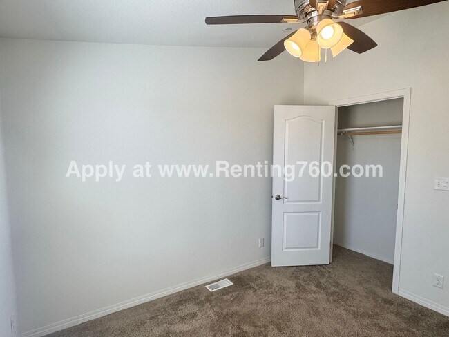 Building Photo - Huge 4 Bedroom Home!!