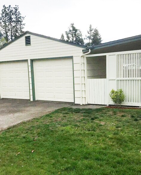 2 car garage with fenced back yard - 901 King St