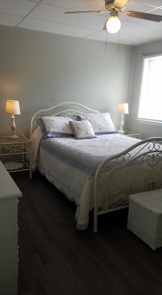 Bedroom with Queen bed - 136 Cambridge Ave W