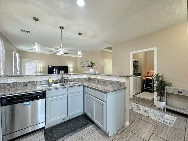 Building Photo - Northeast El Paso 3Bed/2 Bath Refrig A/C Across From Park!