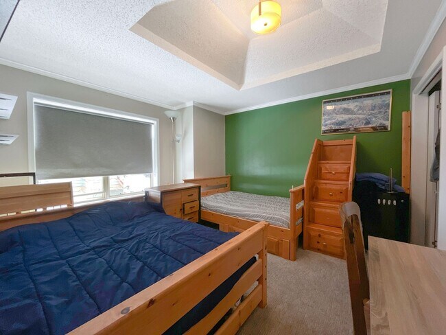 Building Photo - On Bus Route! 2bed/2.5 Bath, Sunny Town House!