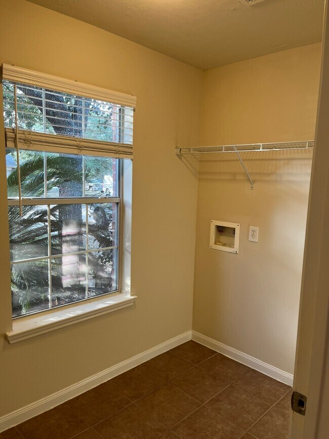 Building Photo - 21650 Falvel Sunset Ct