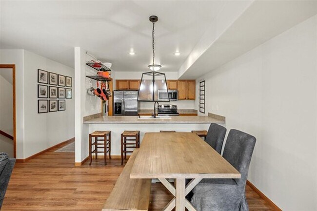 Building Photo - 2 Bedroom, 2-1/2 Bath Townhouse on Iowa City East Side!!