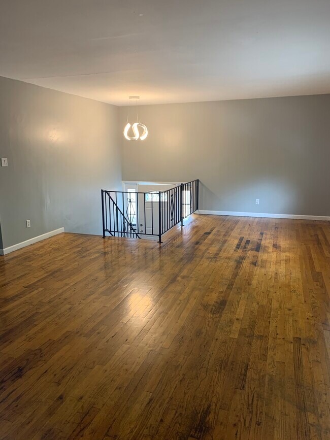 Building Photo - 6032 Ridgeacres Dr