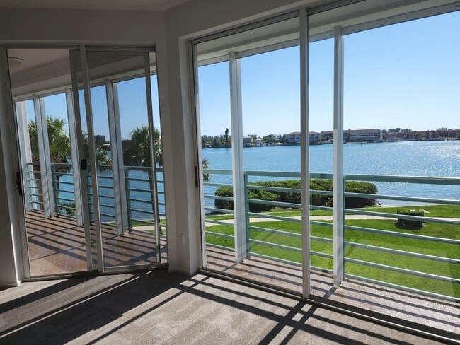 Building Photo - Condo - Coral Pointe At Harbourside with Water Views