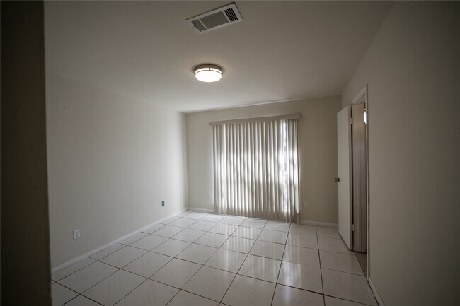 Building Photo - 3343 Bandell Dr