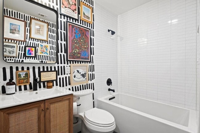 Building Photo - 4905 Duval St