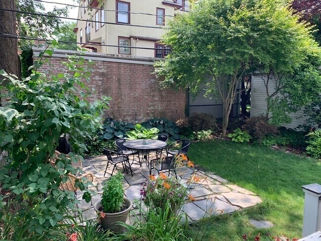 Building Photo - 27 Cambria St