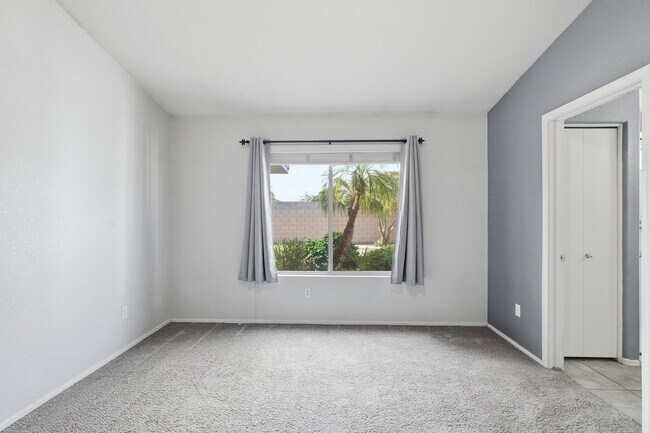 Building Photo - 542 N Palo Verde