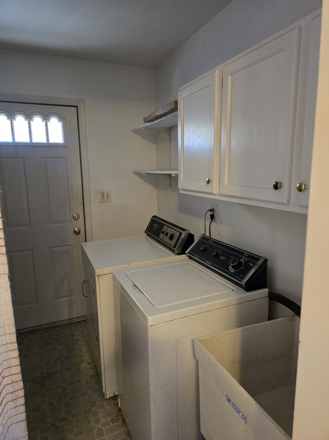 Building Photo - 23065 Cayuga Ave