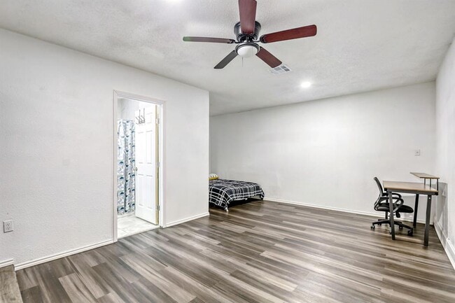 Building Photo - 12808 Irongate Ave