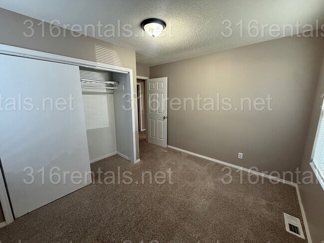 Building Photo - $1400 - 3 bedroom / 1 bathroom - Single Family Home
