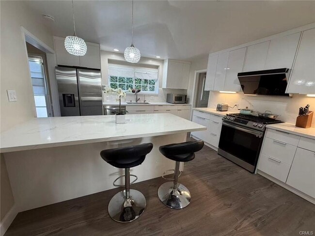 Building Photo - 113 N Doheny Dr