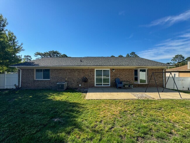 Building Photo - Charming 3 Bed 2 Bath Home with Fenced Yard