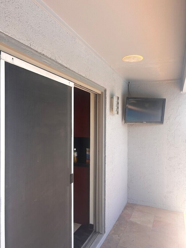 Building Photo - 4 BEDROOM Home w/SPARKLING Pool. $2500.00 Offering Move in Specials