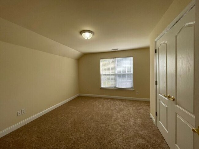 Building Photo - Lovely home in Pineville!