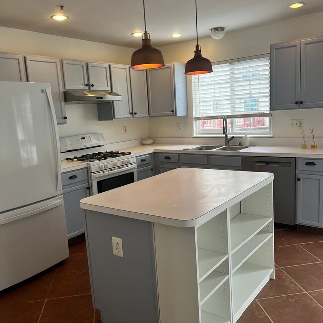 Building Photo - Large 4-bedroom Townhouse Odenton